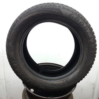 Goodyear 185/60 R15 84T Ultra Grip 8 pneumatici usati Invernale