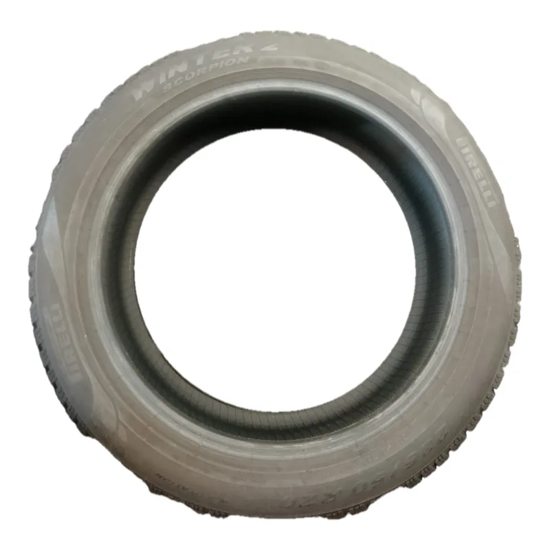 Pirelli Winter 2 Scorpion 235/50 R20 usati