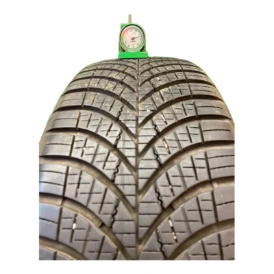 Goodyear Vector 4Seasons 225/60 R18 104V usato