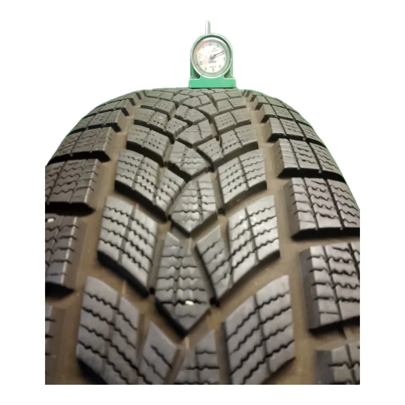Goodyear Ultra Grip Performance+ 215/65 R17 usato