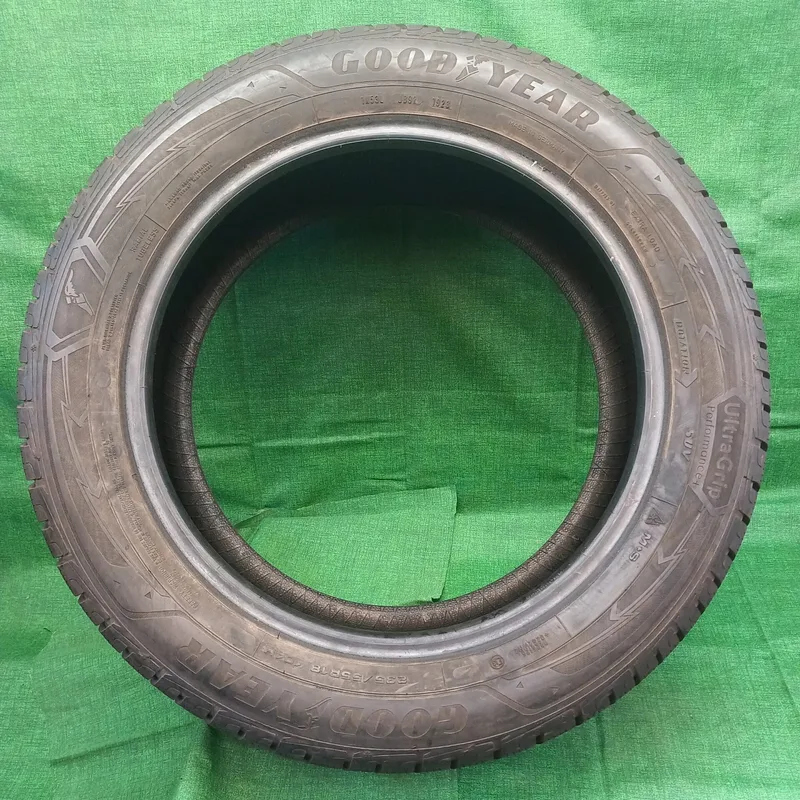 Goodyear Ultra Grip Performance+ SUV 235/55 R18 usato