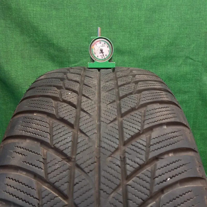 Bridgestone Blizzak LM001 225/50 R17 94H usato