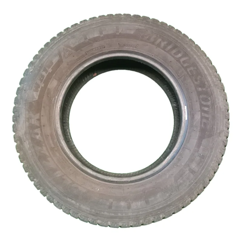 Bridgestone Blizzak W810 215/70 R15C usato