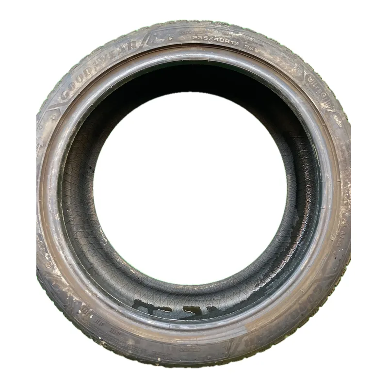 Goodyear UltraGrip Performance 3 235/40 R19 usato