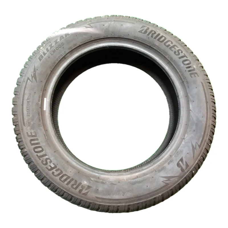 Bridgestone Blizzak LM005 225/60 R18 usato