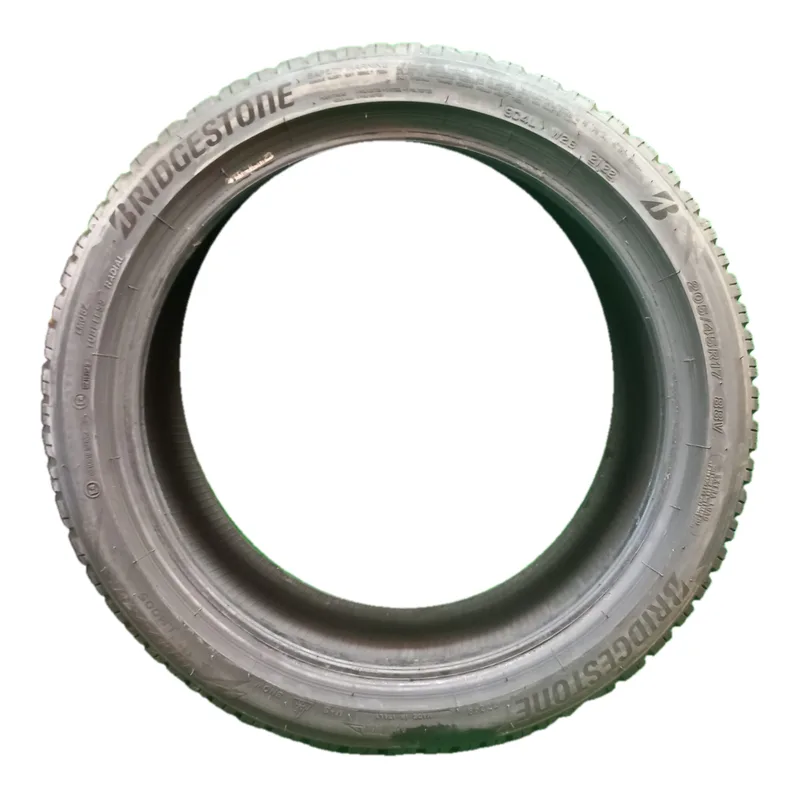 Bridgestone Blizzak LM005 205/45 R17 88V usato