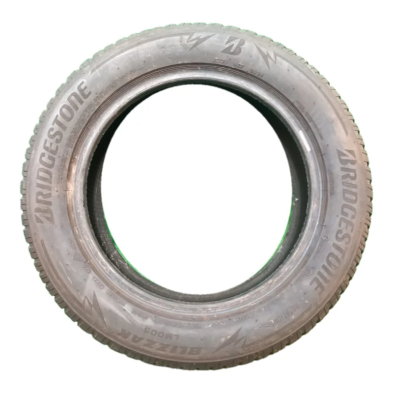 Bridgestone Blizzak LM005 215/60 R17 usati