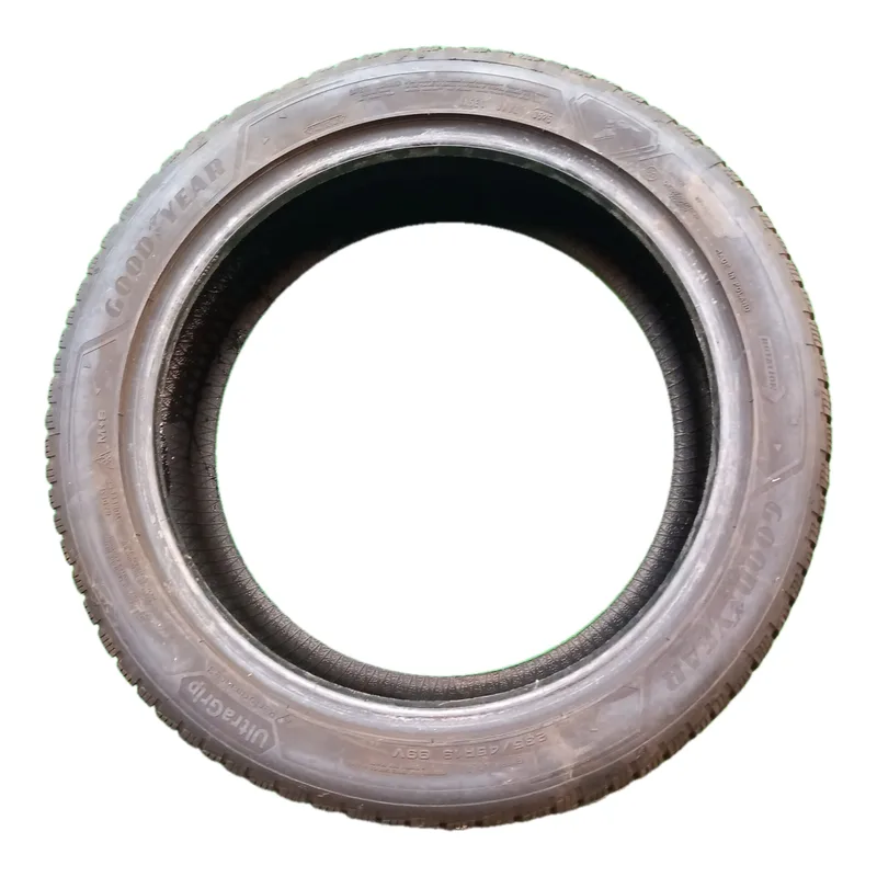 Goodyear UltraGrip Performance 30 235/45 R19 usato